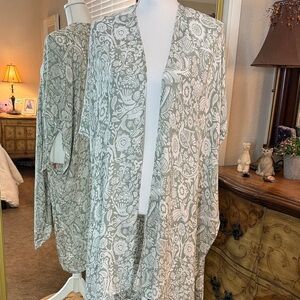 Chic Floral Kimono in Green and White